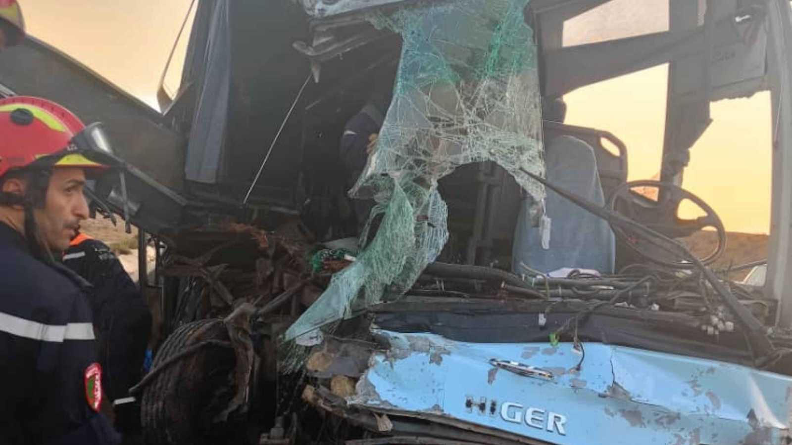 الجزائر.. مصرع 3 وإصابة 31 في حادث مروع بين شاحنة وحافلة (صور)