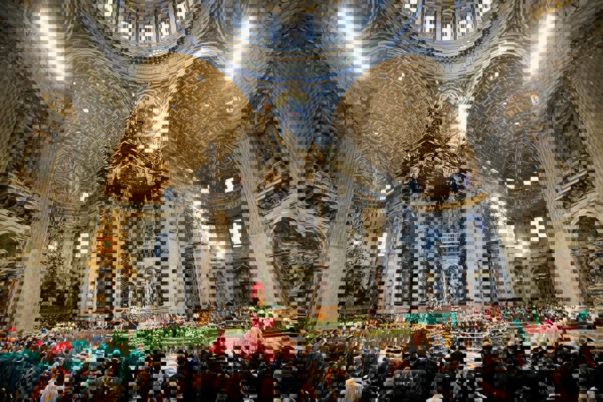 الفاتيكان يحظر الوشم وثقب الجسم على العاملين بكاتدرائية القديس بطرس