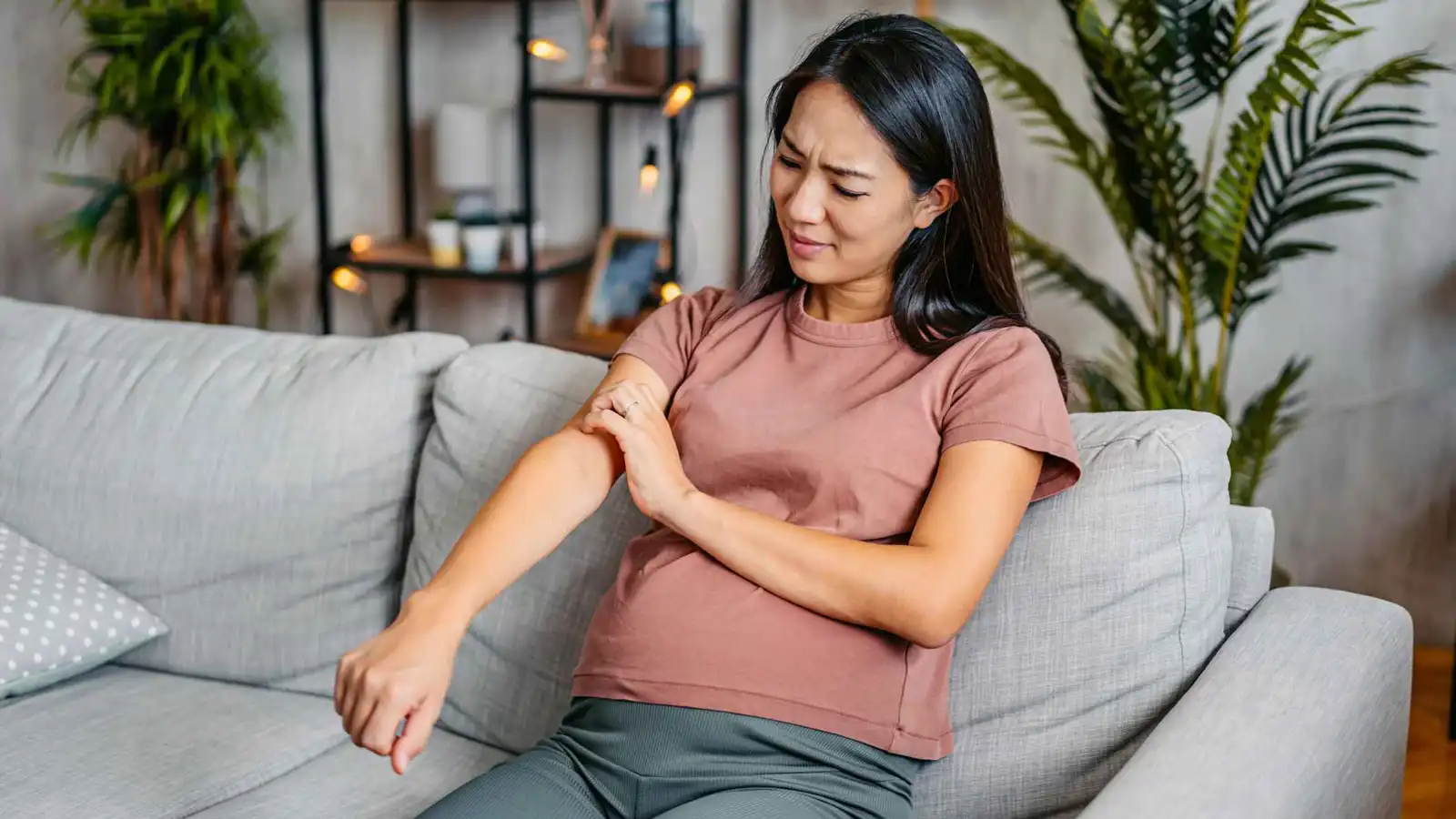 النساء الحوامل أكثر عرضة للدغ البعوض بمقدار الضعف.. إليك السبب