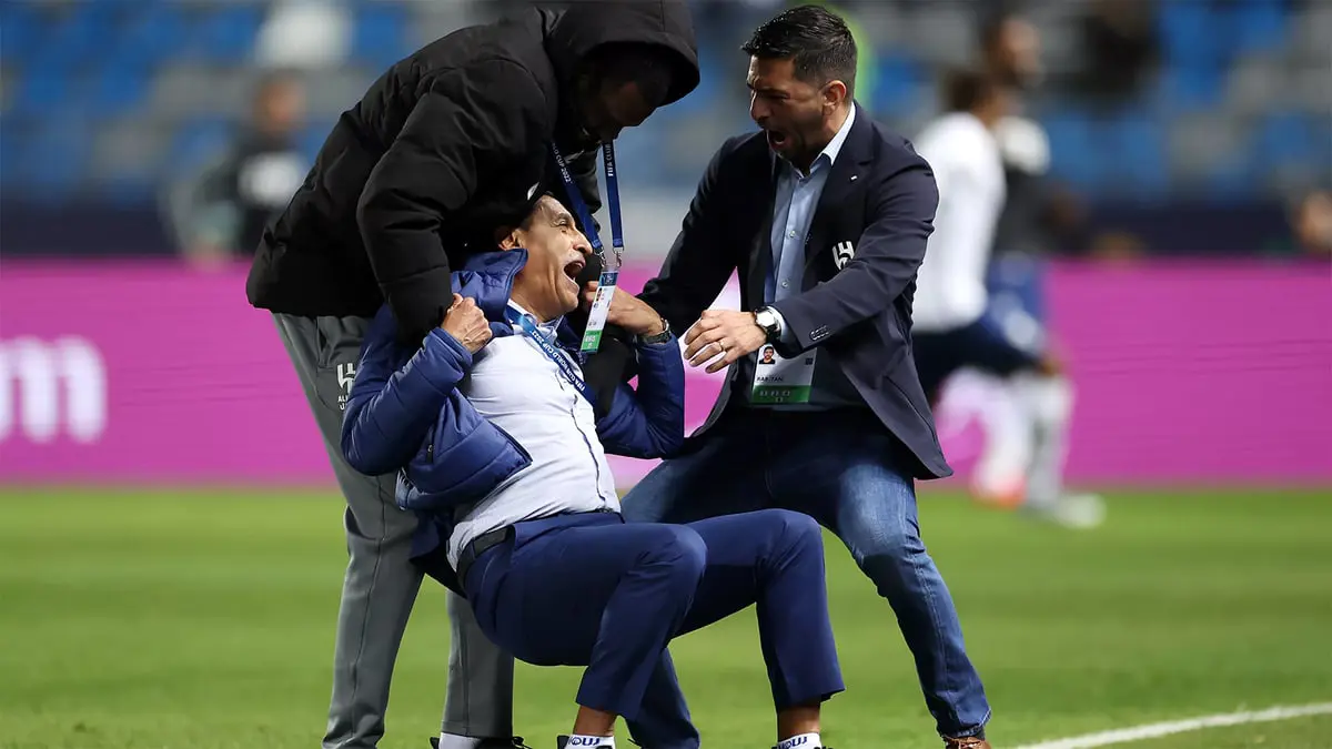 أثناء مباراة الهلال والفتح.. نقل نجل رامون دياز إلى المستشفى ووفاة زوجته بحادث مروّع 