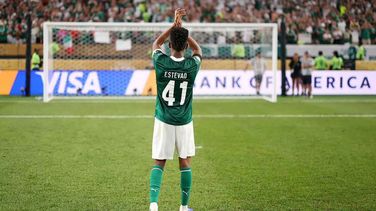 إستيفاو يودع بالميراس بطريقة مؤثرة بعد الخسارة من تشيلسي (فيديو)