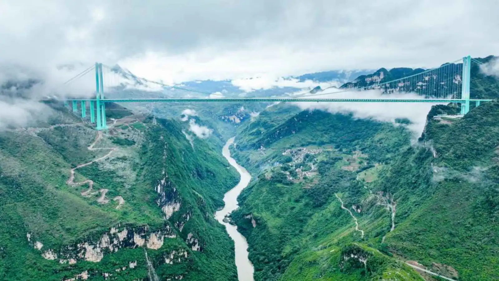 توقيف تجربة "القفز بدون حبل" من أعلى جسر في العالم (فيديو)