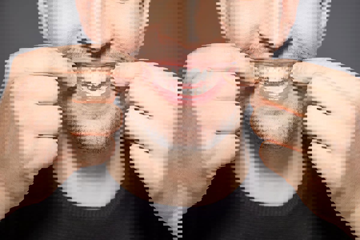 شرائط تبييض الأسنان.. هل ينصح الأطباء باستخدامها؟