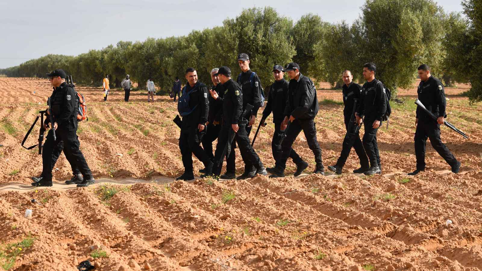 الأمن التونسي يستأنف حملة تفكيك خيام المهاجرين بصفاقس