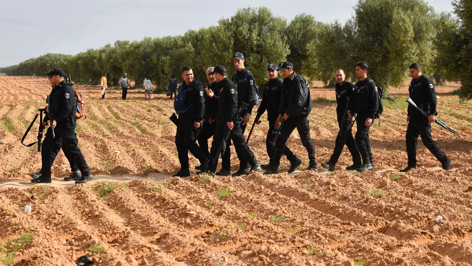 الأمن التونسي يستأنف حملة تفكيك خيام المهاجرين بصفاقس