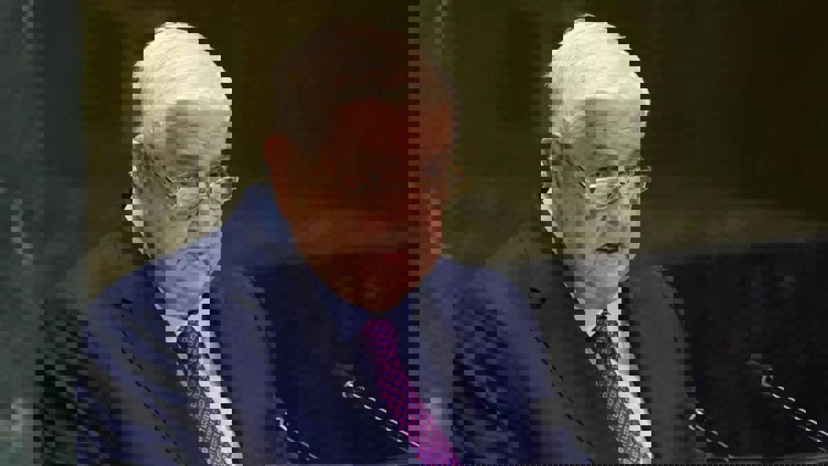 الدبلوماسي المخضرم وليد المعلم.. خروج عن النص الرسمي بتعليقات تهكمية ساخرة