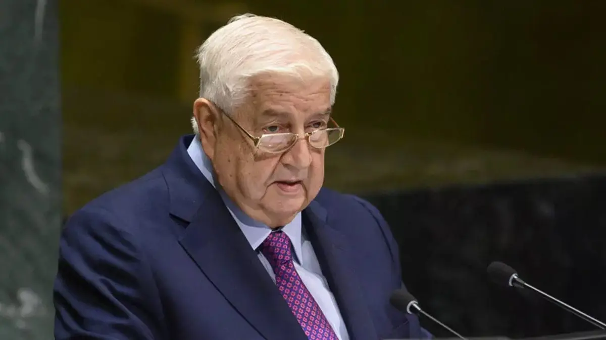 الدبلوماسي المخضرم وليد المعلم.. خروج عن النص الرسمي بتعليقات تهكمية ساخرة