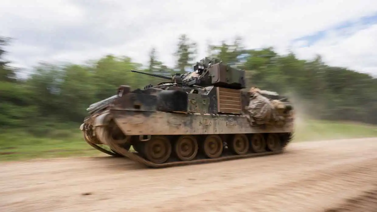 بإرسالها 100 مركبة.. هل "تسخّن" أمريكا الأجواء بين روسيا وبولندا؟