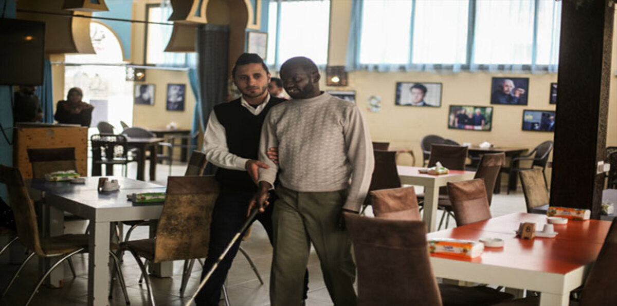 بالصور.. مكفوفون "يبصرون" الوجبات للمرة الأولى بمطاعم في غزة