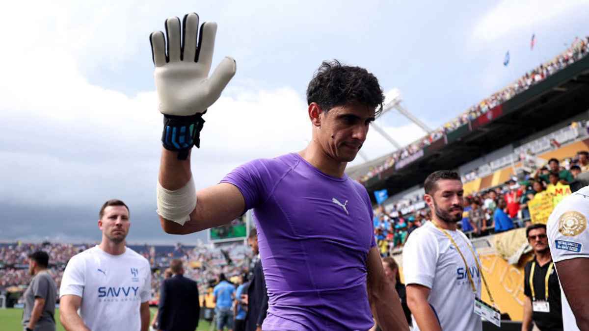 سببوا له مشكلة في عينه.. ضرب ياسين بونو لسبب غريب (فيديو)