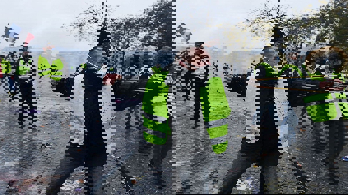 باريس "تشتعل".. إغلاق متاجر ومحطات قطارات بسبب الاحتجاجات (صور)