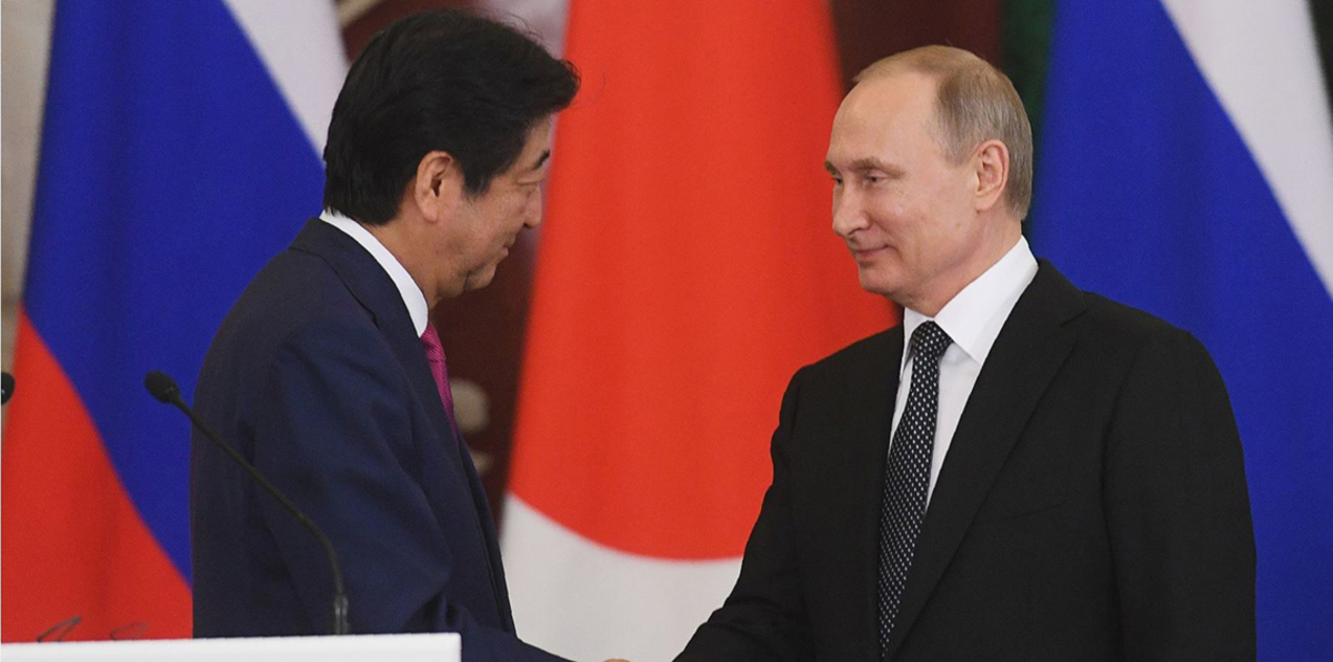 بوتين وآبي يبحثان في سنغافورة معاهدة سلام روسية يابانية