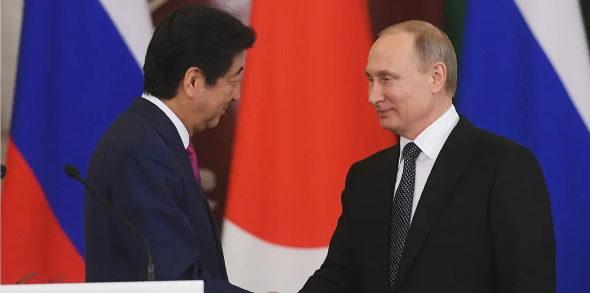 بوتين وآبي يبحثان في سنغافورة معاهدة سلام روسية يابانية