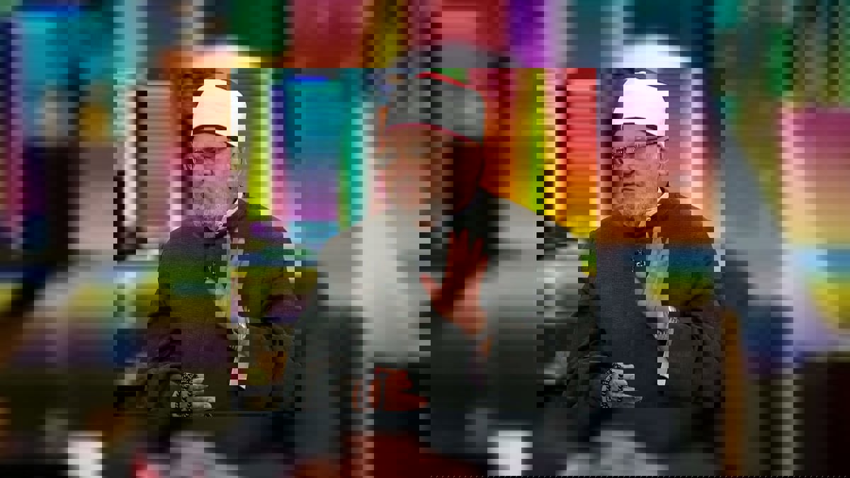 عالم أزهري يرد على مطالبة زاهي حواس بمنع الأذان عبر المكبرات