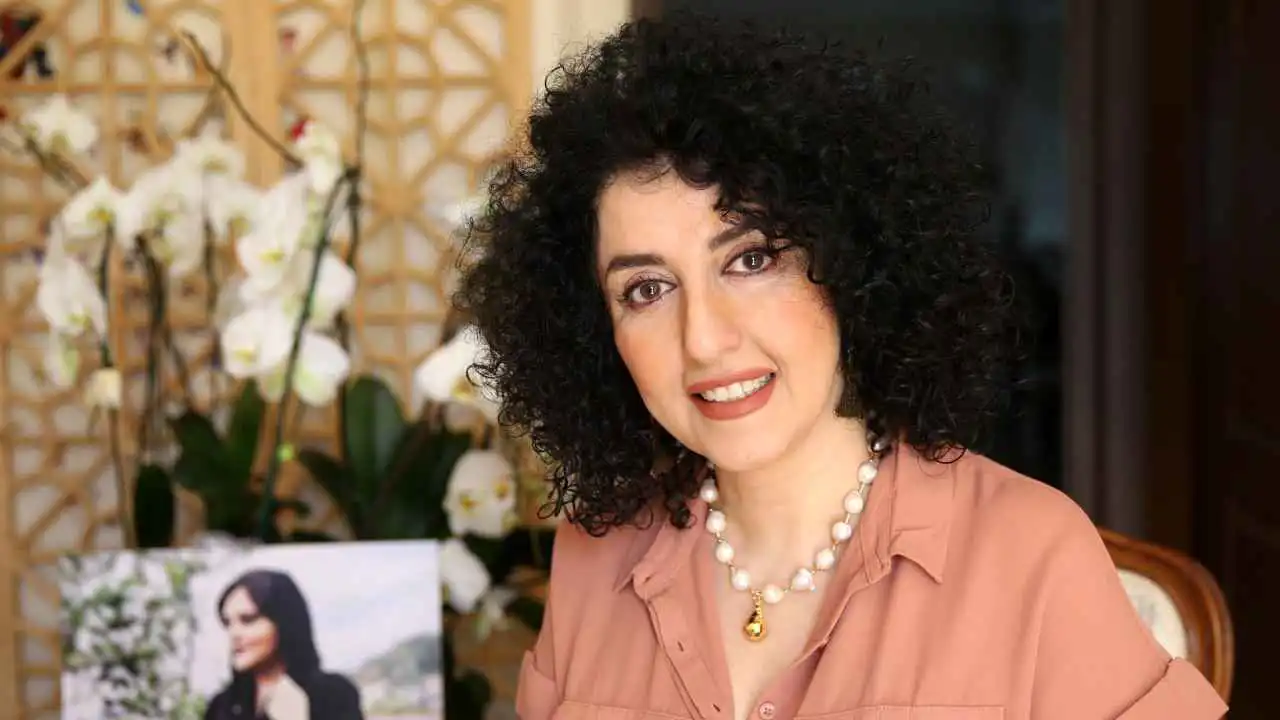 الناشطة الإيرانية نرجس محمدي تعلن تلقيها قراراً بمنع السفر