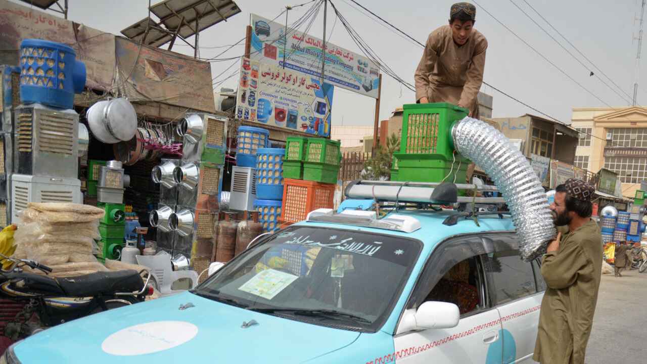 سائقو الأجرة في قندهار يواجهون الحرّ بأساليب ذكية (فيديو)