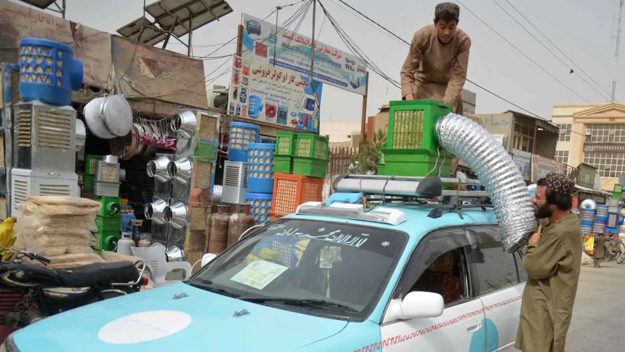 سائقو الأجرة في قندهار يواجهون الحرّ بأساليب ذكية (فيديو)