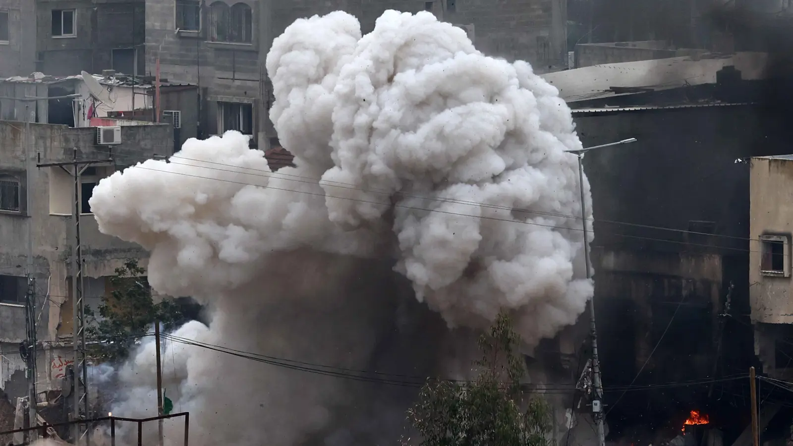 لليوم الـ21.. الضفة الغربية حبيسة "السور الحديدي" (فيديو وصور)