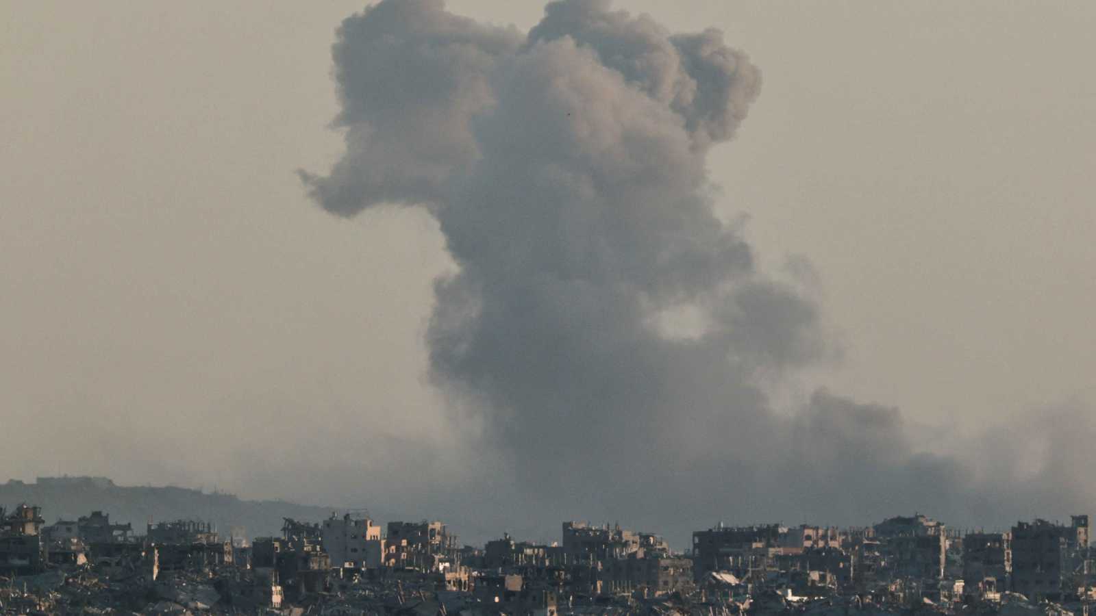 الجيش الإسرائيلي يدمر برجا سكنيا غرب النصيرات وسط غزة