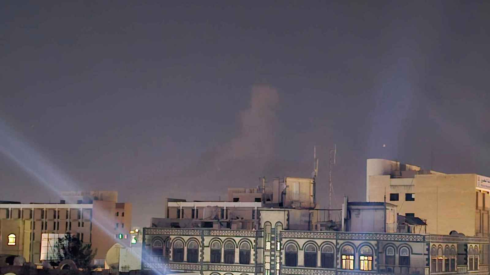 بقذائف ثقيلة.. واشنطن تستهدف منشآت عسكرية حوثية في صنعاء (فيديو)