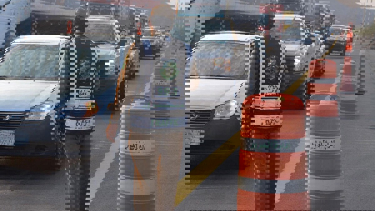 جدل في السعودية حول سائقة سيارة ورجل مرور.. تعرف على القصة 