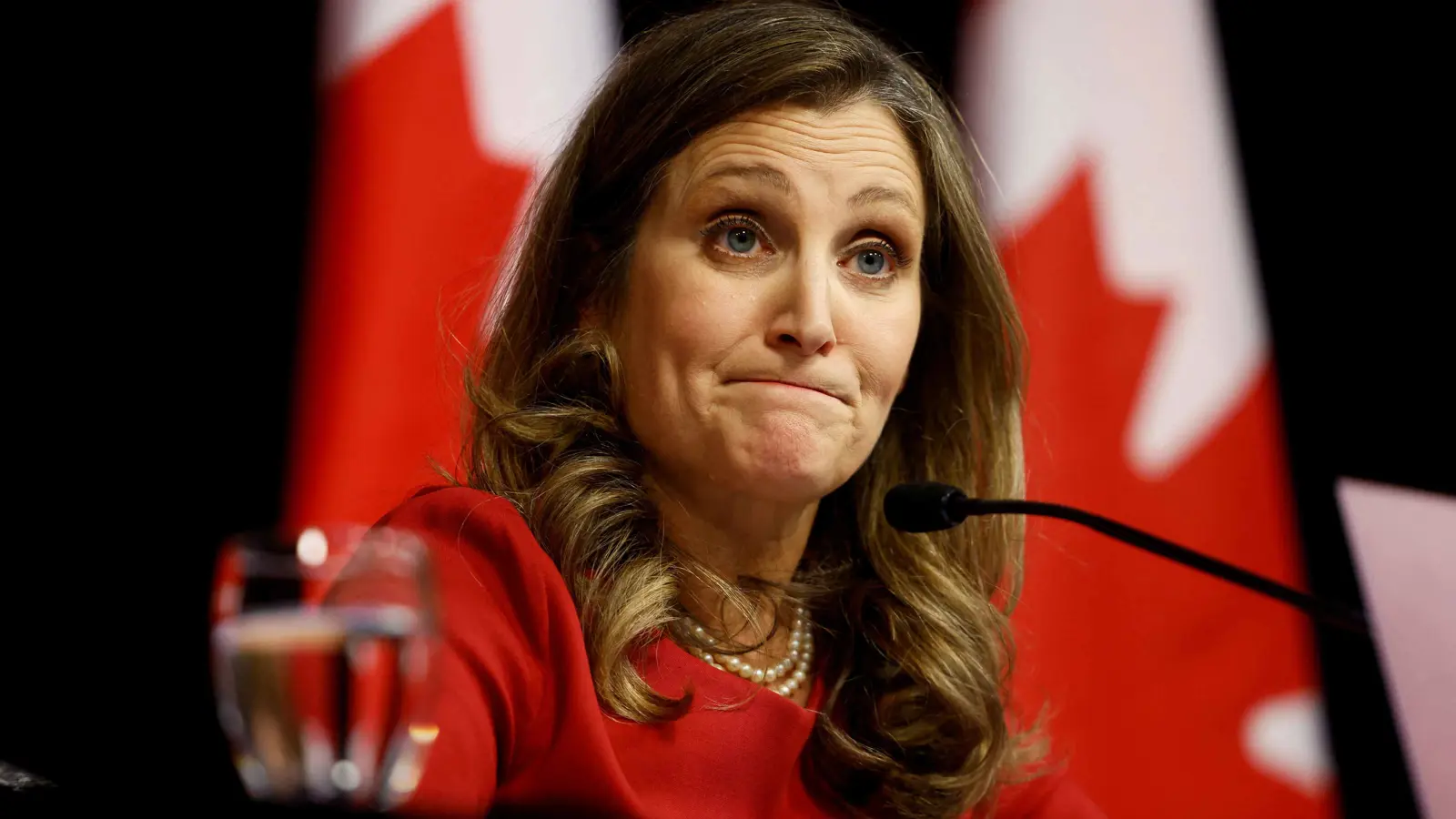 رسوم ترامب والإنفاق يطيحان بوزيرة المالية الكندية