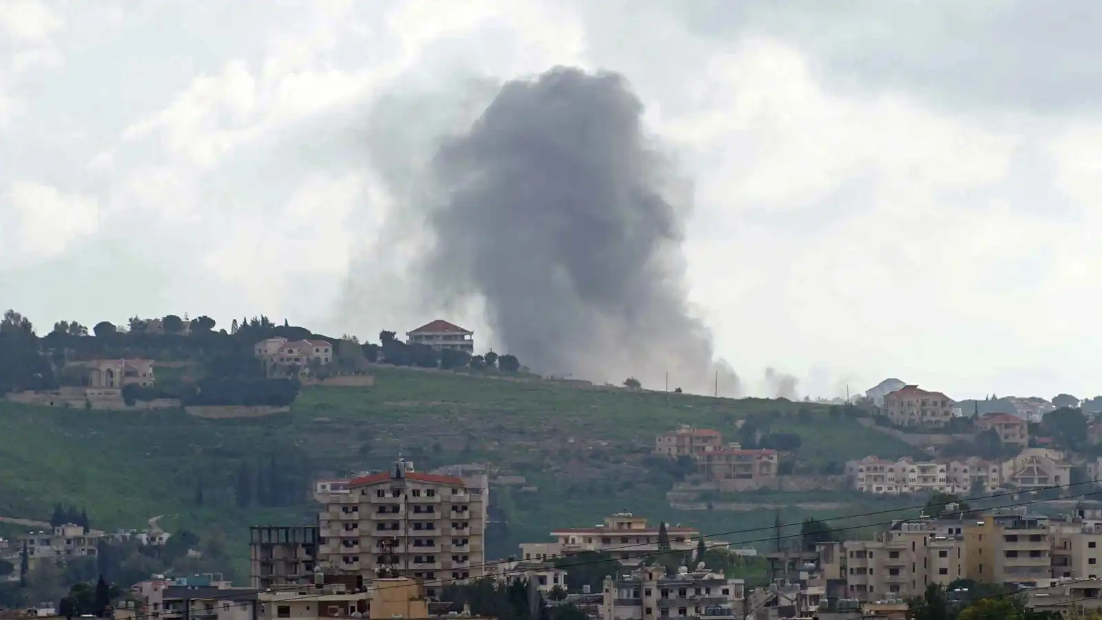 لبنان: الغارات الإسرائيلية أسفرت عن مقتل 303 أشخاص