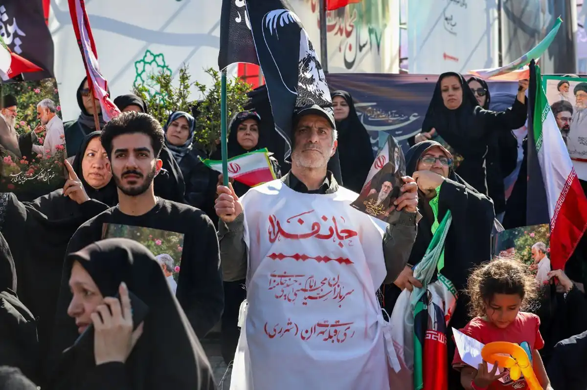 إيرانيون يشاركون في حملة "جان فدا" في طهران.