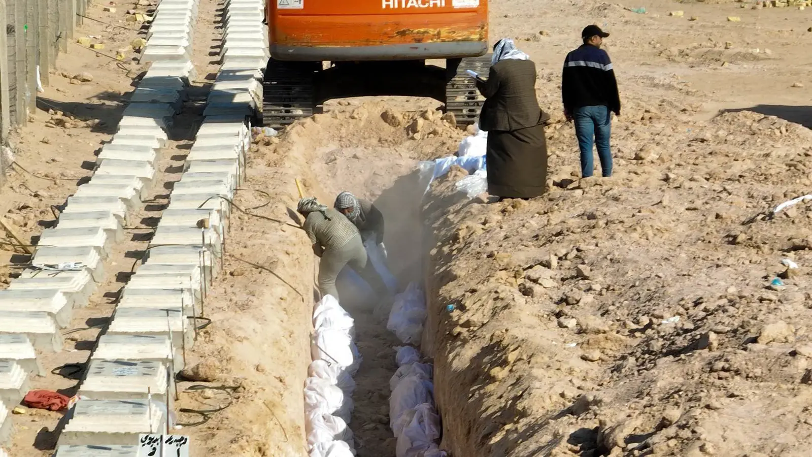 "مؤثر".. دفن 33 جثة مجهولة الهوية في العراق (صور)