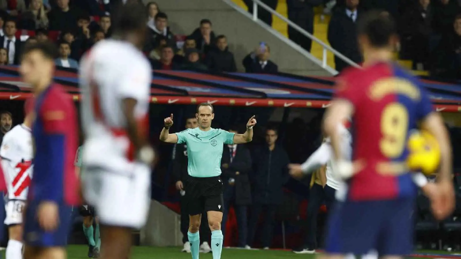 خبير تحكيمي يحسم الجدل حول حالات مباراة برشلونة وفاييكانو