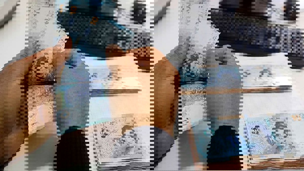 وسط أزمة مع اتحاد الشغل.. الحكومة التونسية ترفض زيادة الأجور