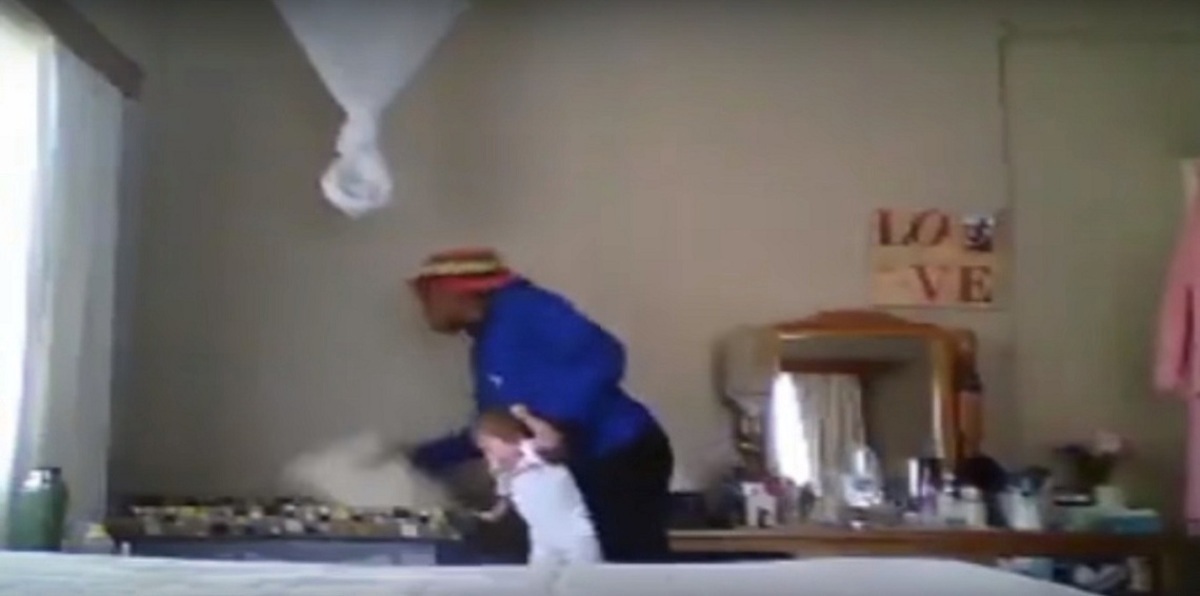 شاهد بالفيديو.. مربية أطفال تضرب رضيعة بوحشية