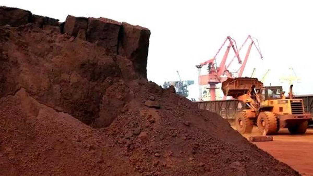 طهران: تهريب التراب الإيراني إلى الإمارات وقطر مستمر منذُ حوالي عقدين