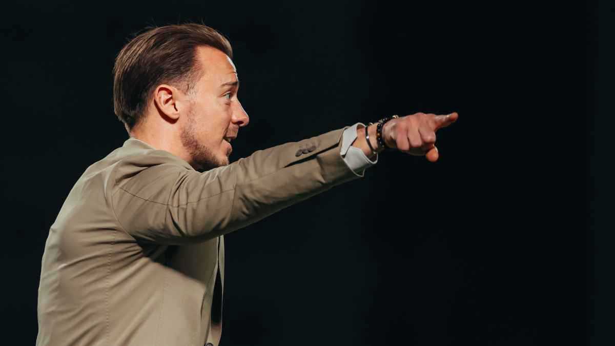 نعاني من غيابات مؤثرة.. ماذا قال يايسله قبل مباراة الأهلي ضد النصر؟