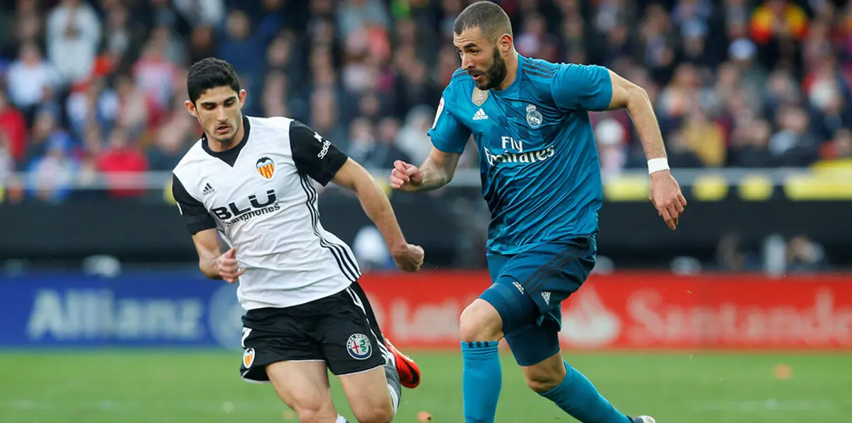 شاهد لحظة غضب كريم بنزيما من زيدان إثر استبداله في مباراة ريال مدريد وفالنسيا (فيديو)