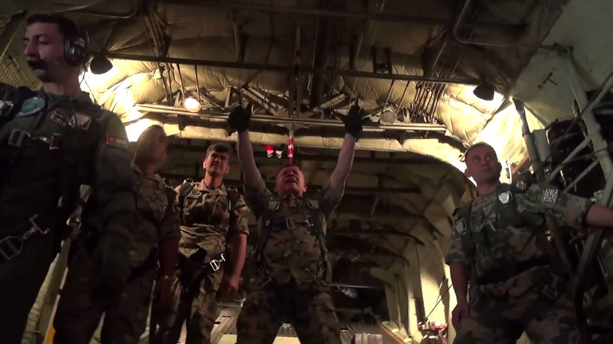 بالفيديو.. العاهل الأردني يشارك كمقفز للمظليين في تمرين للعمليات الخاصة