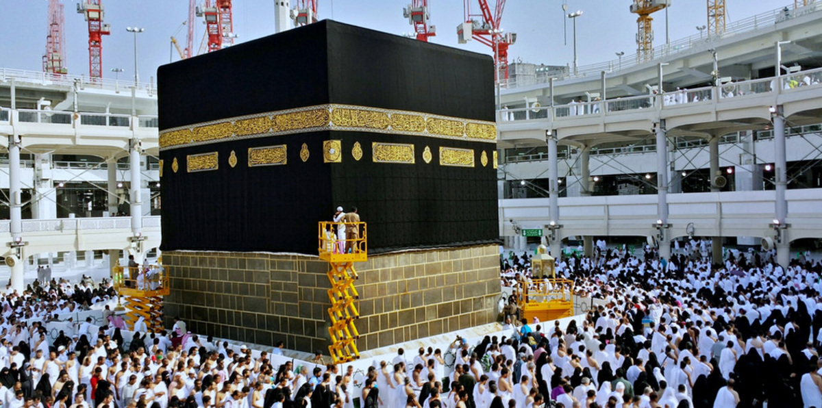 بالذهب والفضة.. شاهد كيف تجهز السعودية كسوة الكعبة بجيل جديد من الصناع (صور)