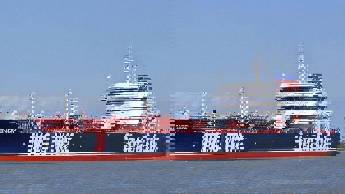 بريطانيا تطالب إيران بالإفراج عن ناقلة النفط وطاقمها فورًا