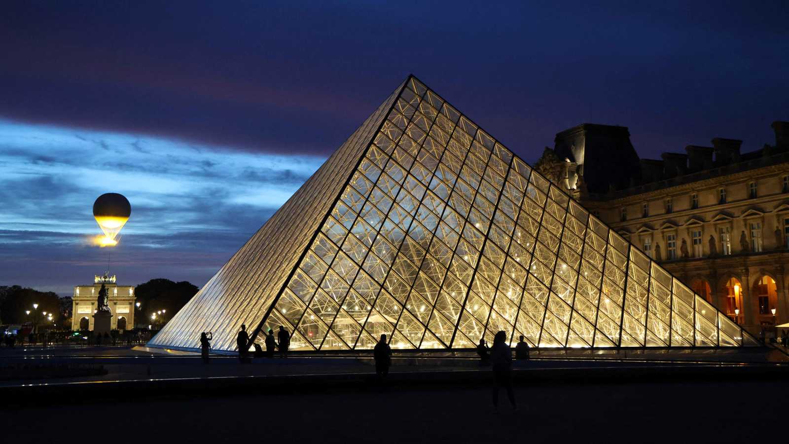 سطو مسلح ينتهي بسرقة مجوهرات مليونية من متحف اللوفر