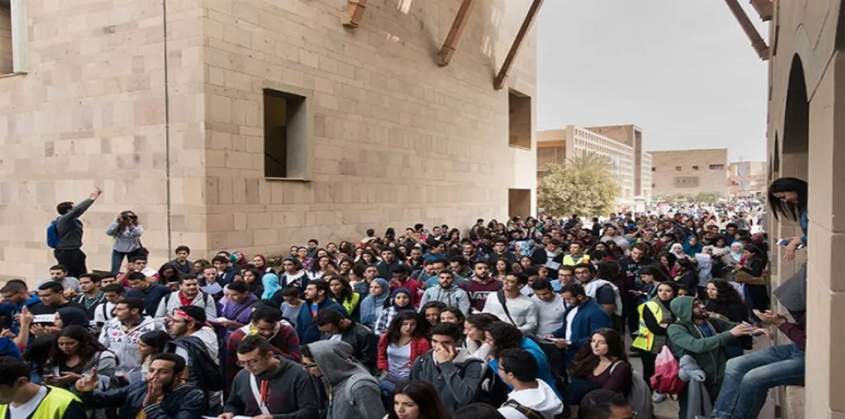 تعويم الجنيه يدفع المصريين للتَّمهُّل في إنجاب الأطفال ويُشعل الجامعة الأمريكية بالقاهرة