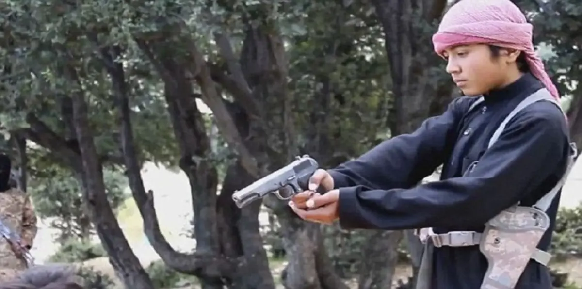 أطفال داعش يعدمون جواسيس من حركة طالبان 