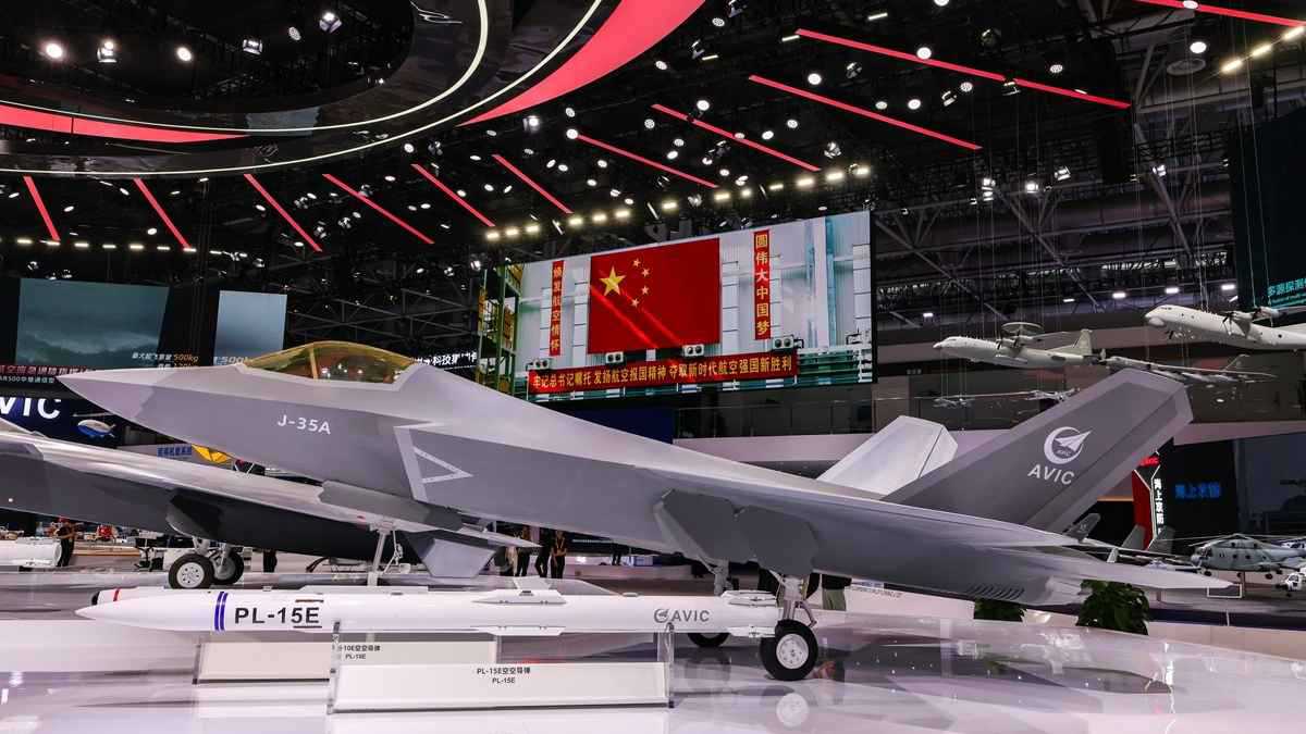 صواريخ في الداخل وأجنحة قابلة للطي.. تفاصيل جديدة عن مقاتلة الشبح الصينية