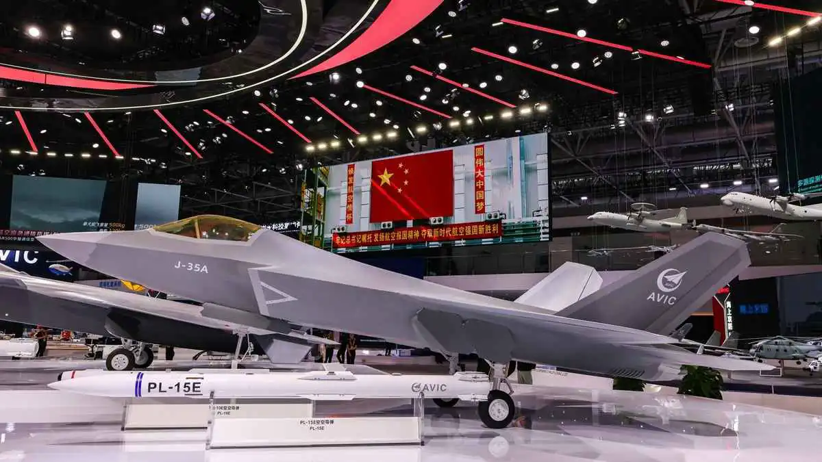 صواريخ في الداخل وأجنحة قابلة للطي.. تفاصيل جديدة عن مقاتلة الشبح الصينية