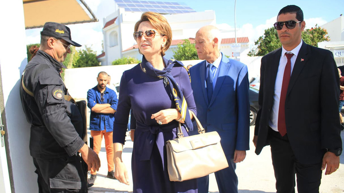 تونس.. جدل واسع بعد ترقية زوجة الرئيس قيس سعيد ونقلها للعمل في صفاقس