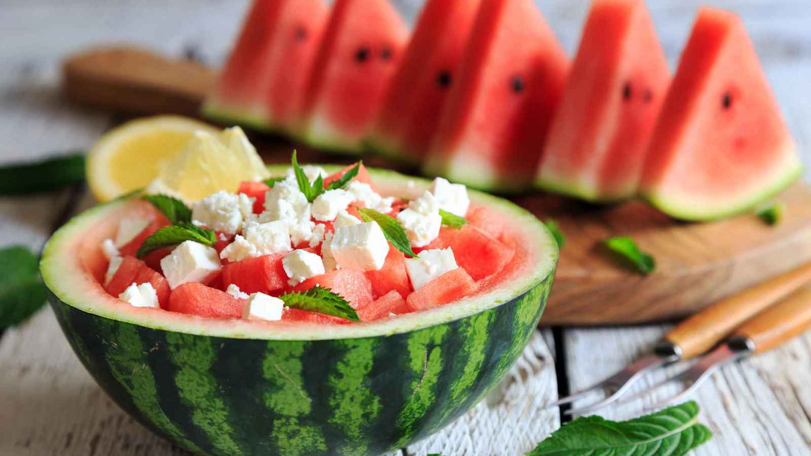 إلى عشاق البطيخ.. هل الإفراط بتناول هذه الفاكهة الصيفية ضار؟