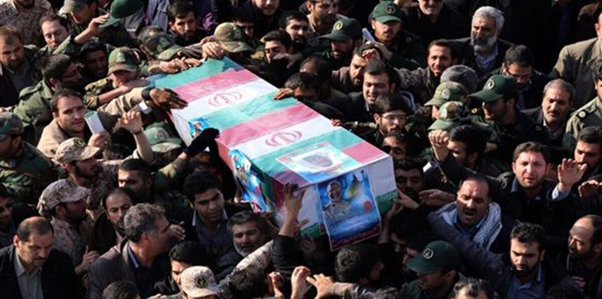 آلاف الإيرانيين يشيعون جثمان جندي قطع داعش رأسه في سوريا