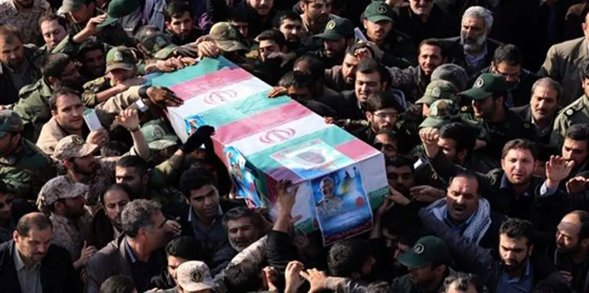 آلاف الإيرانيين يشيعون جثمان جندي قطع داعش رأسه في سوريا
