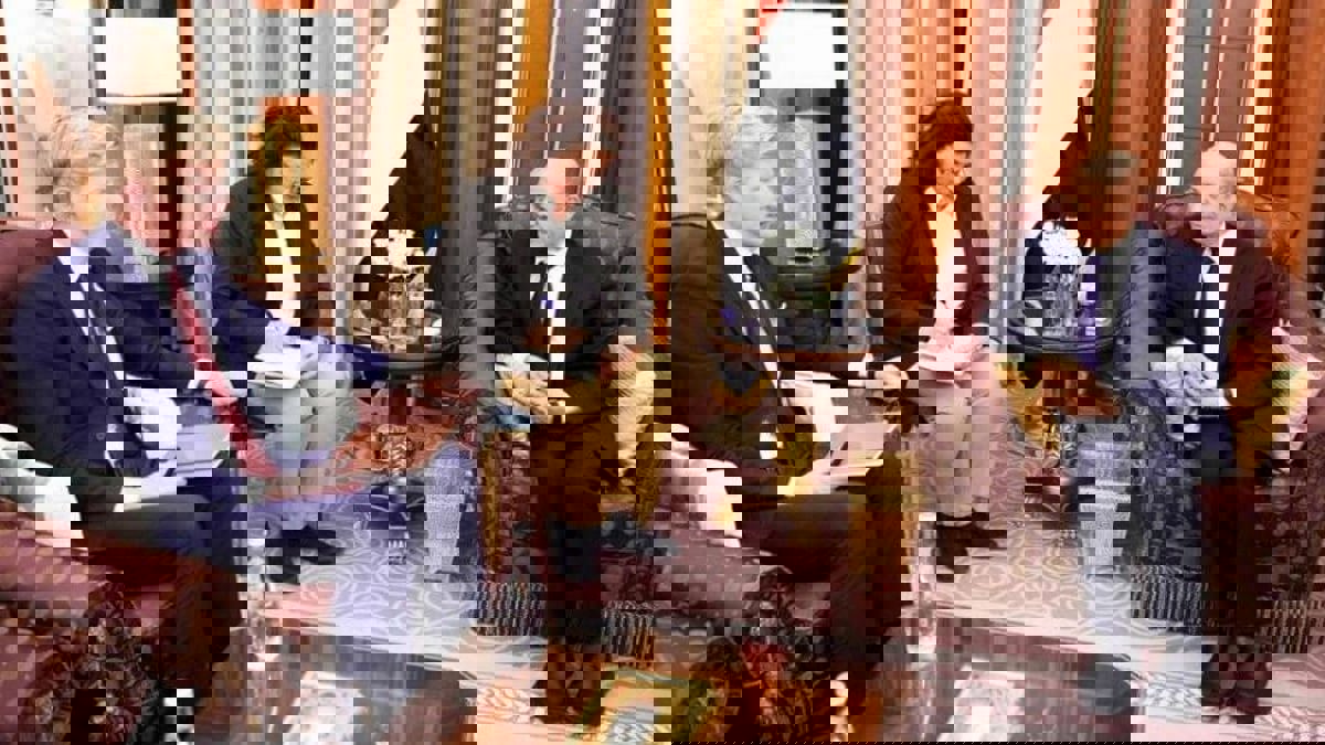 العليمي يدعو إلى إلزام الحوثيين بفتح طرق تعز الرئيسة