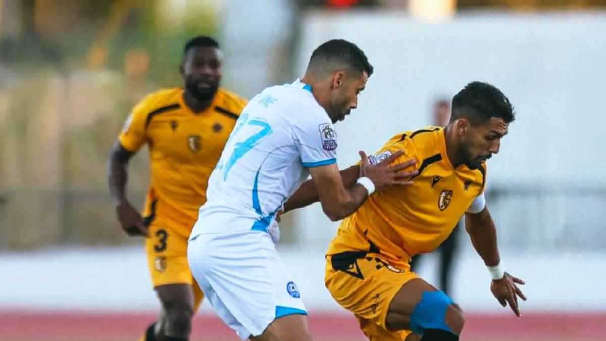 مدافع يتصدى لضربة جزاء بعد طرد حارسَي مرمى فريقه في الدوري المغربي (فيديو)