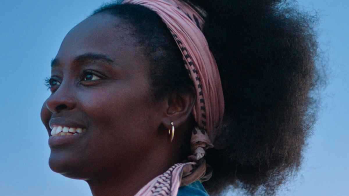 بعد فوزه بـ"النجمة الذهبية".. ما سر تميز الفيلم التونسي "سماء بلا أرض"؟